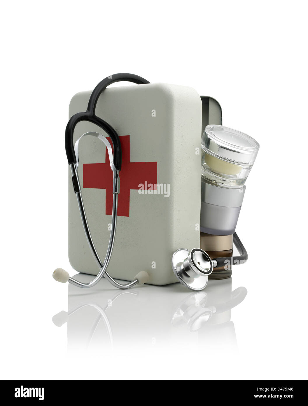 Kit di primo soccorso con creme di bellezza di cadere fuori dal lato con uno stetoscopio poggiata sulla parte superiore tagliata su sfondo bianco Foto Stock