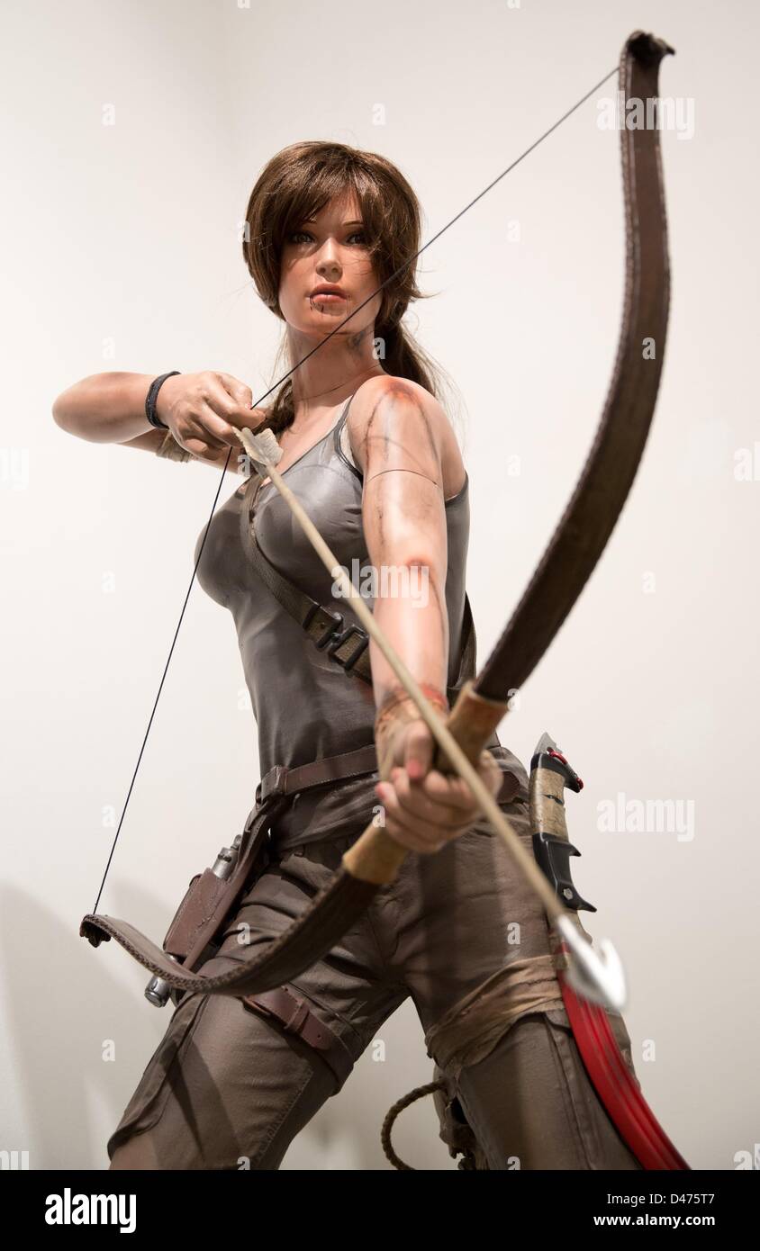 Il personaggio la figura del gioco per computer eroina Lara Croft si erge  sul display in