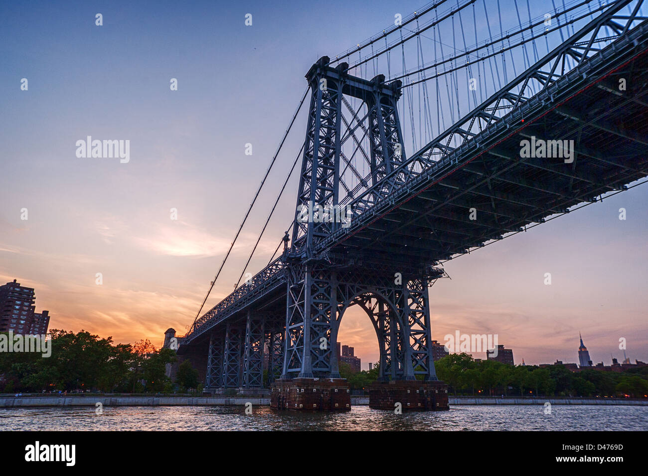 New York Manhattan Bridge over East River con skyline dopo il tramonto . Foto Stock