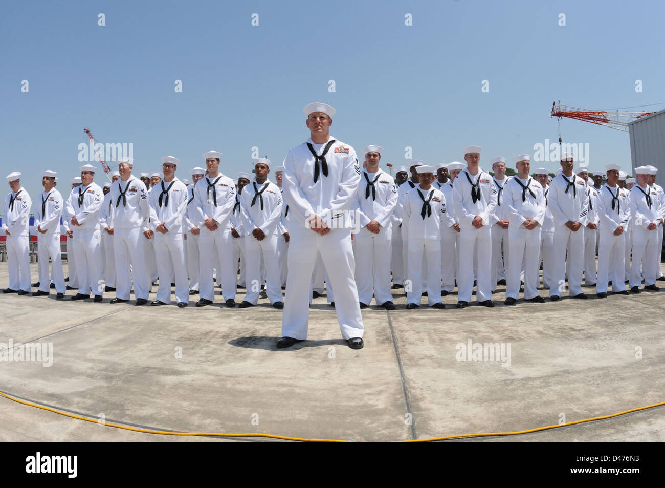 I marinai stand a proprio agio durante un cambiamento di cerimonia di comando a bordo della USS Stethem Foto Stock