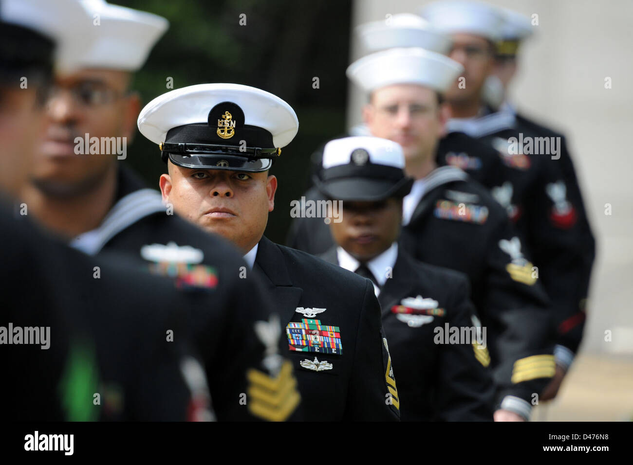 I marinai partecipano al Memorial Day al Brookwood American Cemetery and Memorial in Inghilterra, onorando i membri del servizio caduti con una cerimonia formale. Foto Stock