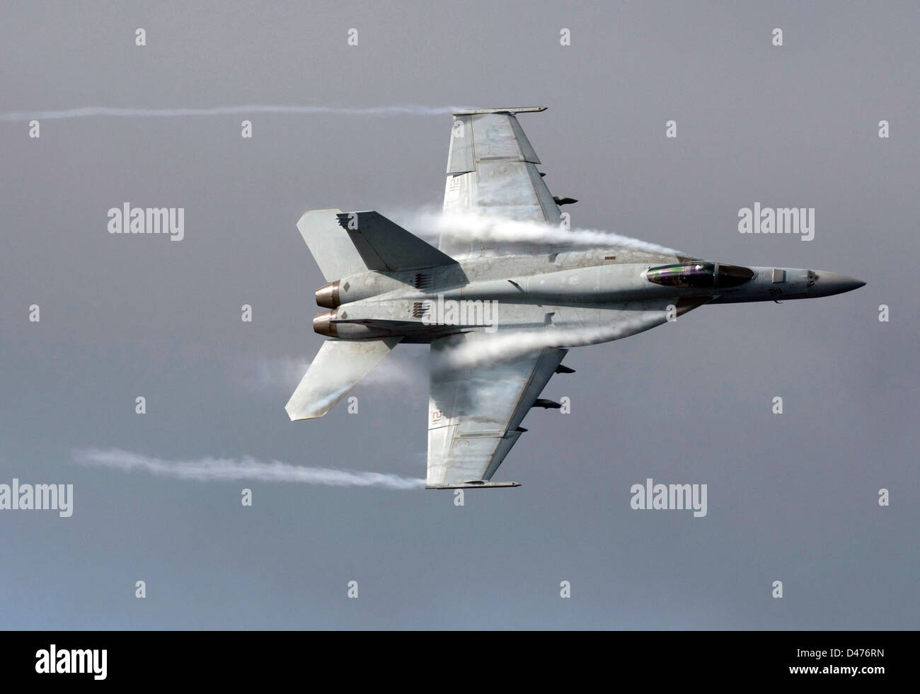 Gli aerei eseguono manovre durante una dimostrazione di potenza aerea da parte del Carrier Air Wing 17 a bordo della USS Carl Vinson (CVN 70), mostrando le capacità dell'aviazione della Marina degli Stati Uniti. Foto Stock