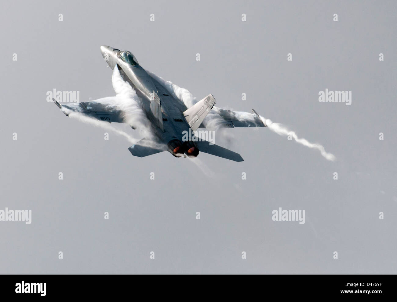 Gli aerei eseguono manovre durante una dimostrazione di potenza aerea a bordo della USS Carl Vinson, mostrando le capacità del Carrier Air Wing 17, inclusi i jet F/A-18 Hornet e le operazioni di portaerei classe Nimitz. Foto Stock