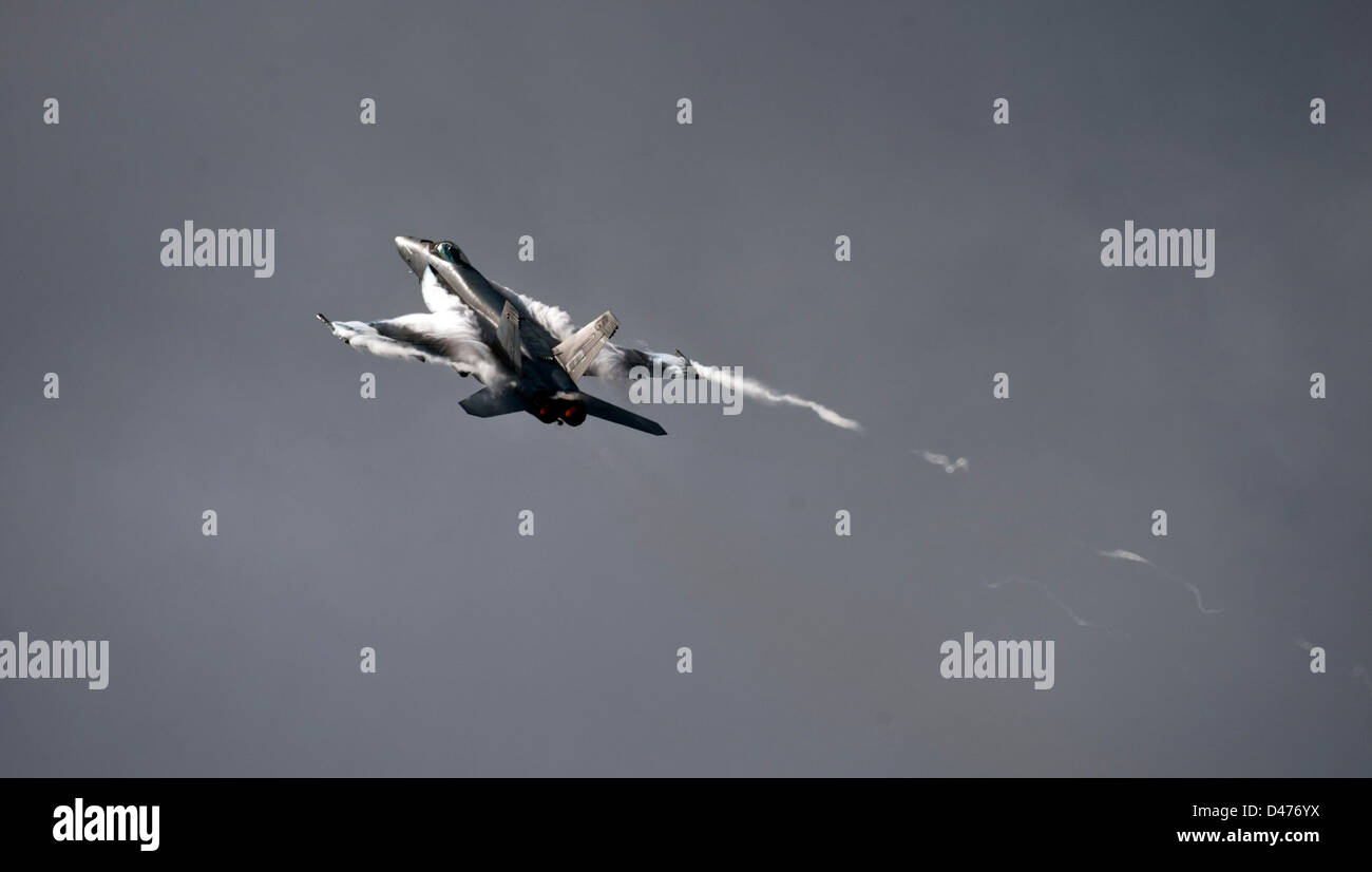 Gli aerei a bordo della USS Carl Vinson (CVN 70) eseguono manovre durante una dimostrazione di potenza aerea, mostrando le capacità della portaerei classe Nimitz e del suo Carrier Air Wing (CVW) 17. Foto Stock