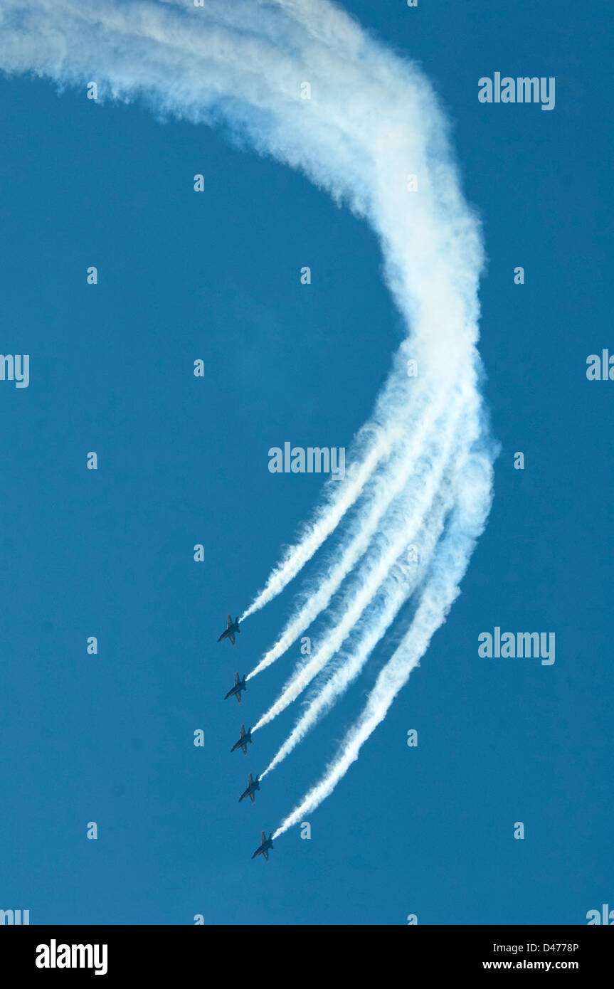 Gli U.S. Navy Blue Angels eseguono la manovra Line Areast Loop al Flight Over the Falls Air Show di Great Falls, Montana, mostrando abilità di volo e manovre aeree di precisione. Foto Stock