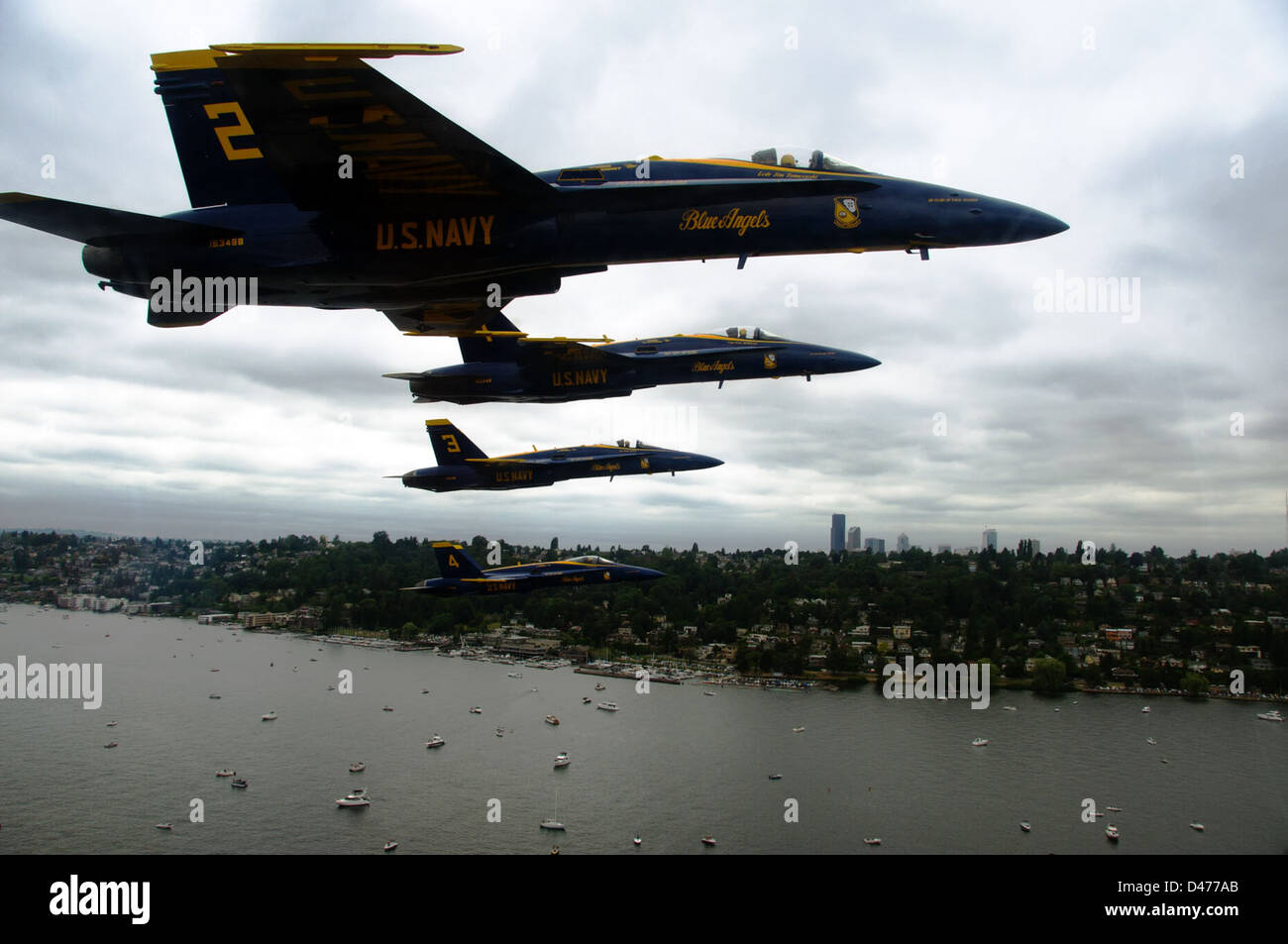 I Blue Angels eseguono una manovra di volo in linea durante il 62° Annual Seafair a Seattle, mostrando abilità di volo di precisione con i loro aerei F/A-18 Hornet. Foto Stock