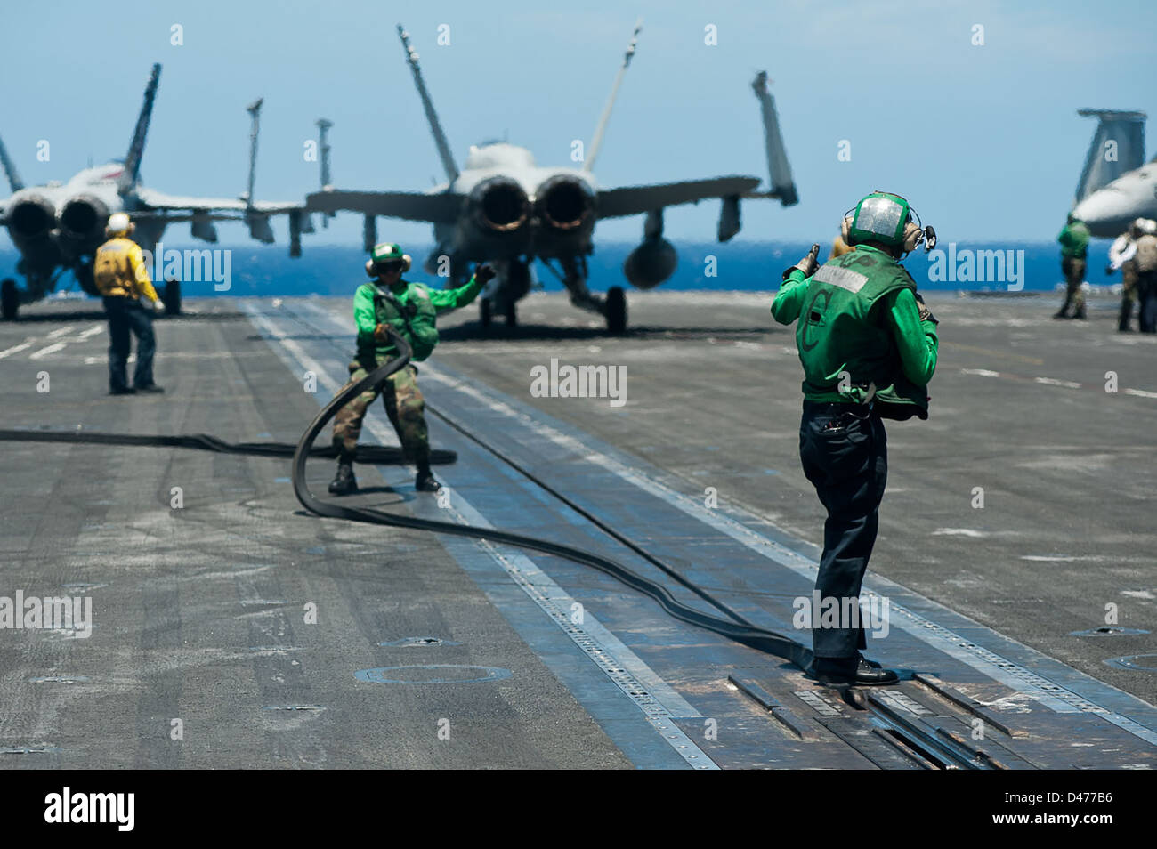 I marinai a bordo della USS John C. Stennis (CVN 74) installano i sigilli delle fessure sulla cabina di pilotaggio del vettore per mantenere la prontezza operativa per le operazioni di volo nel Carrier Strike Group. Foto Stock