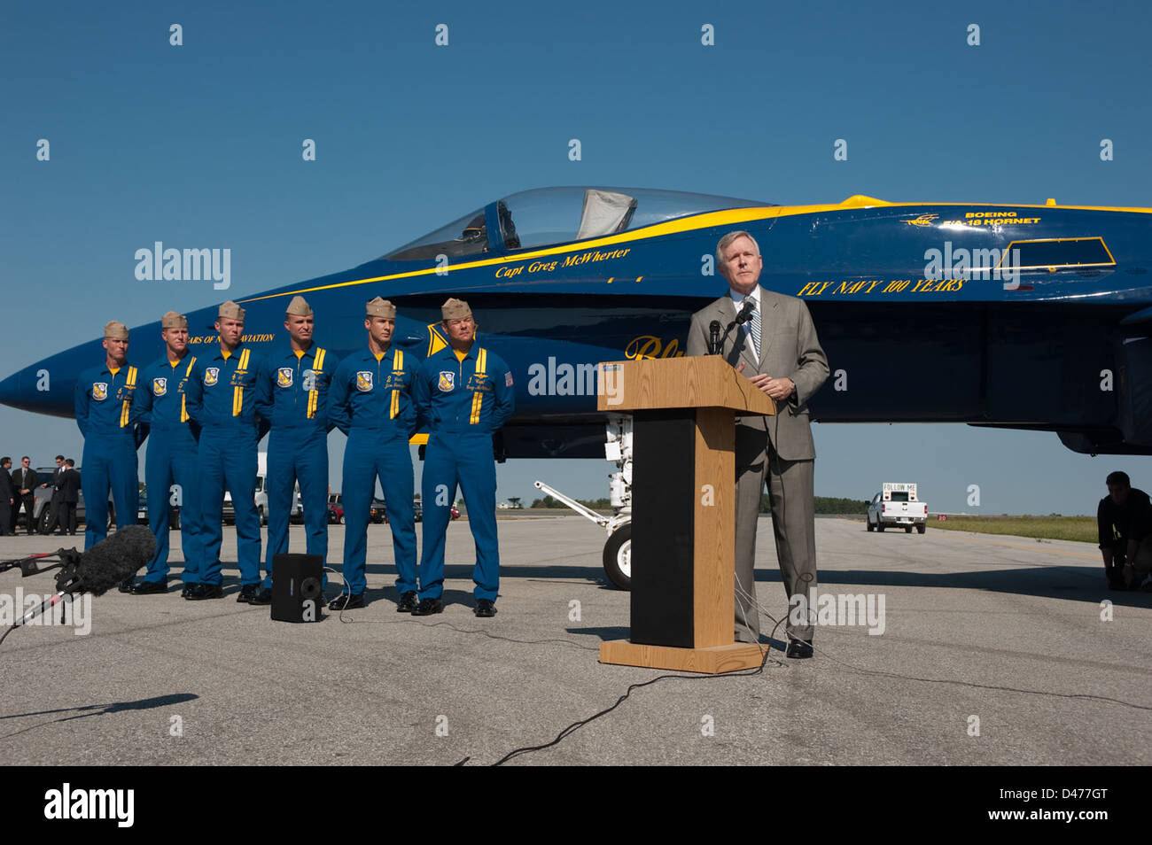 Il segretario della Marina parla del Blue Angels conducendo i voli con una miscela 50-50 di biocarburanti e JP-5 del combustibile per aviazione Foto Stock