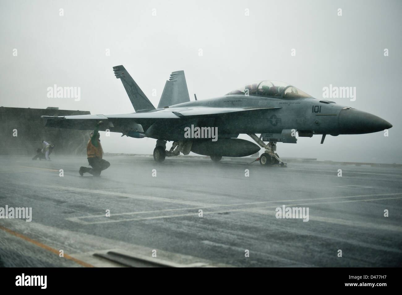 I marinai condotta pre-controlli di volo su di un F/A-18F Super Hornet Foto Stock