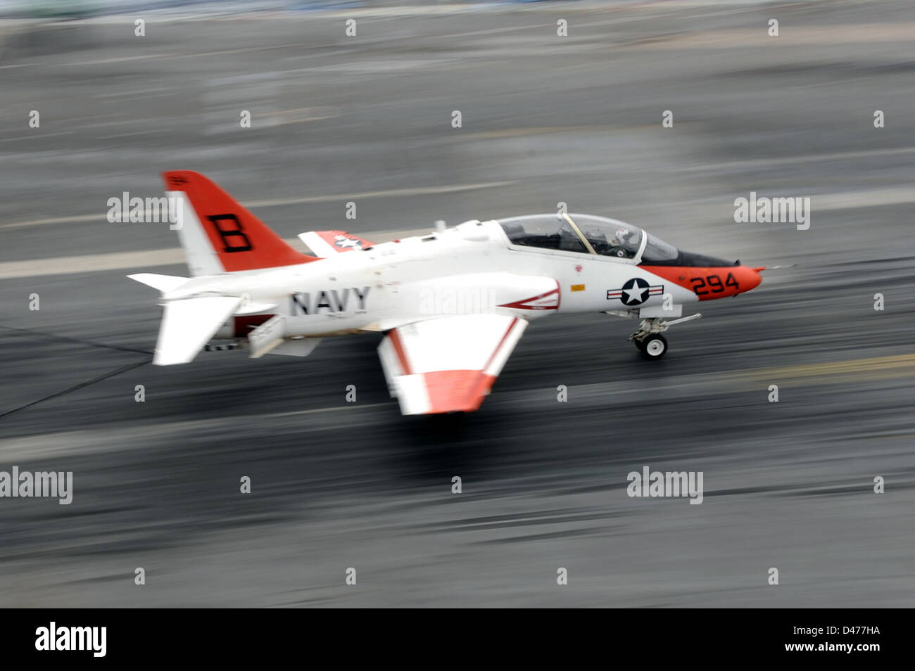 Una T-45C Astore formazione terre di aeromobili a bordo della USS Dwight D. Eisenhower Foto Stock