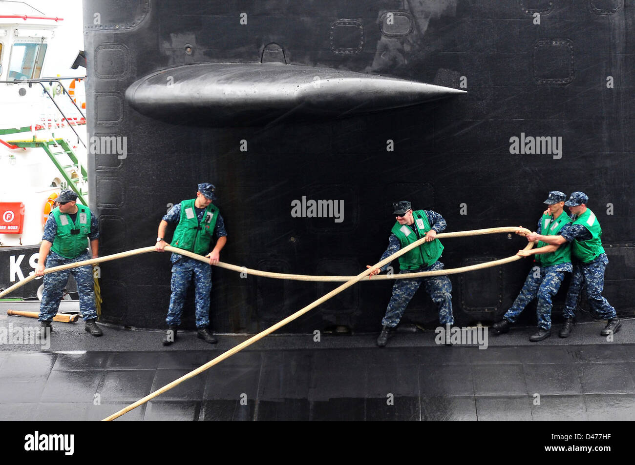 I marinai secure USS Dallas in Diego Garcia Foto Stock