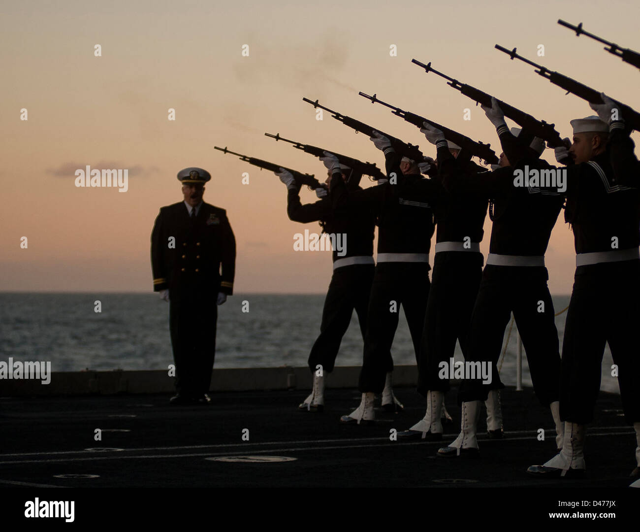 I marinai a bordo della USS Carl Vinson (CVN 70) lanciano un fuoco durante una cerimonia di sepoltura in mare per 21 ex membri di servizio, onorando il loro servizio militare nell'Oceano Pacifico. Foto Stock
