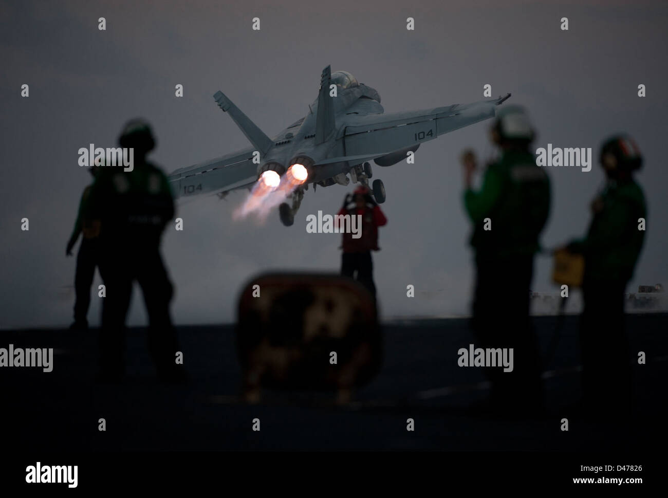 Un F/A-18F Super Hornet viene lanciato dalla USS Carl Vinson, una portaerei classe Nimitz, come parte delle operazioni dello Strike Fighter Squadron (VFA) 22 nell'Oceano Pacifico, garantendo la superiorità aerea nella regione. Foto Stock