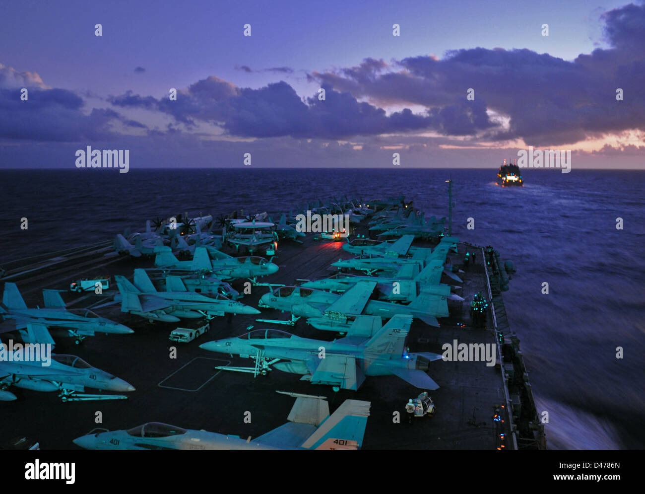 La USS Abraham Lincoln (CVN 72), una portaerei classe Nimitz, si prepara per un'operazione di rifornimento insieme alla USNS Charles R. Drew, una nave da carico e munizioni, nell'Oceano Pacifico. Foto Stock