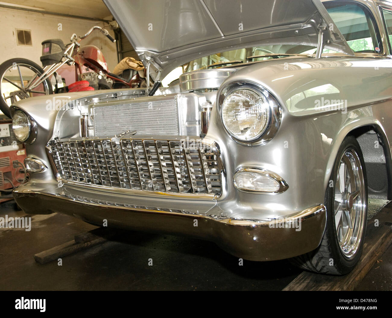 Un 1955 Chevrolet BelAir in auto shop getting i tocchi di rifinitura aggiunto. Foto Stock