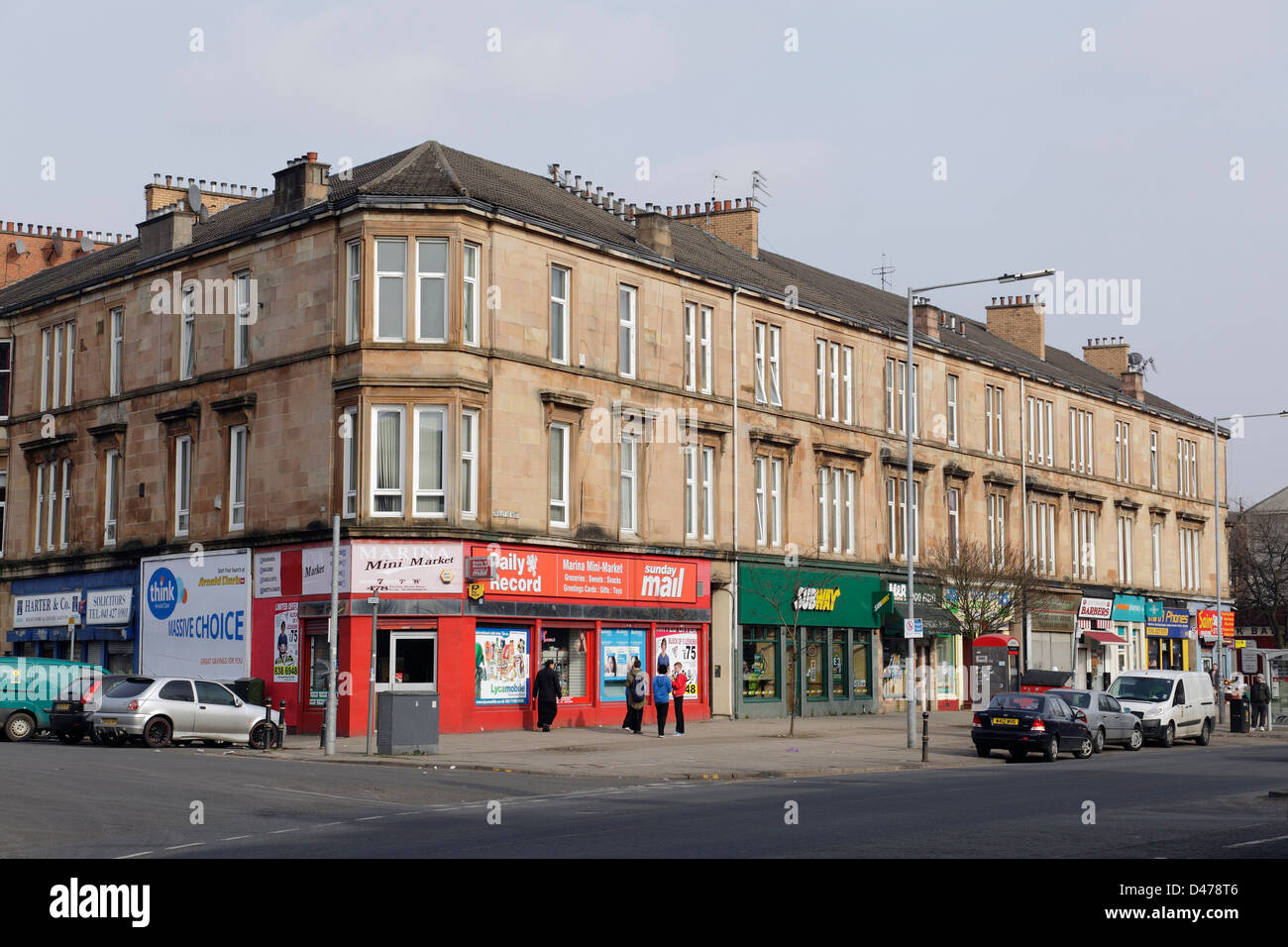 Case con negozi al piano terra, Paisley Road West / Midlock Street, Glasgow, Scozia, Regno Unito Foto Stock