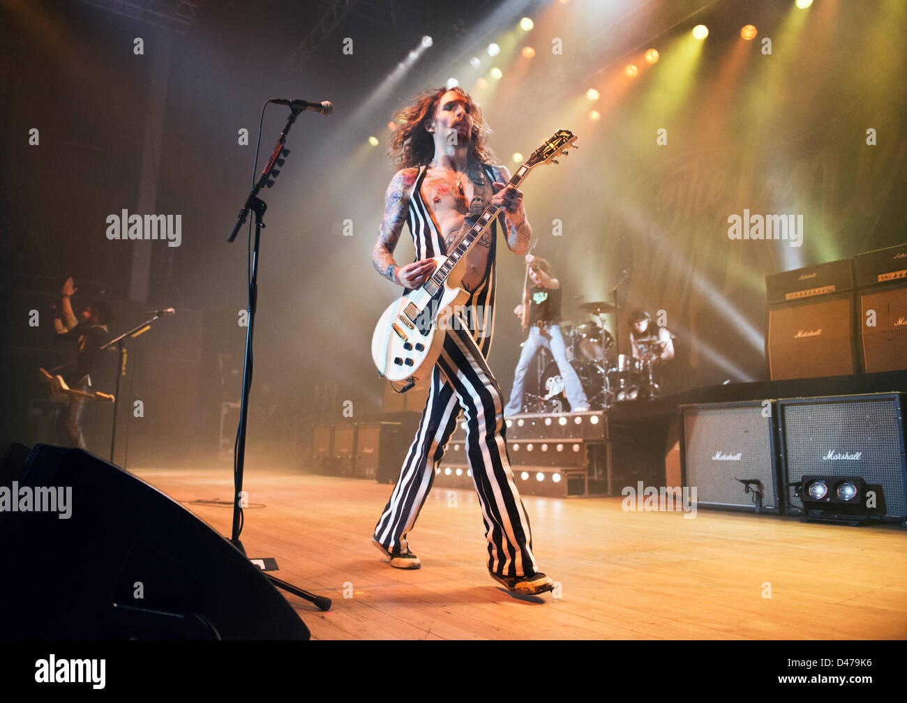 Wolverhampton, Regno Unito. Il 6 marzo 2013. Rock band il buio, con il cantante Justin Hawkins, a Wolverhampton Civic Hall, Regno Unito il 6 marzo 2013. Credito: John Bentley / Alamy Live News Foto Stock