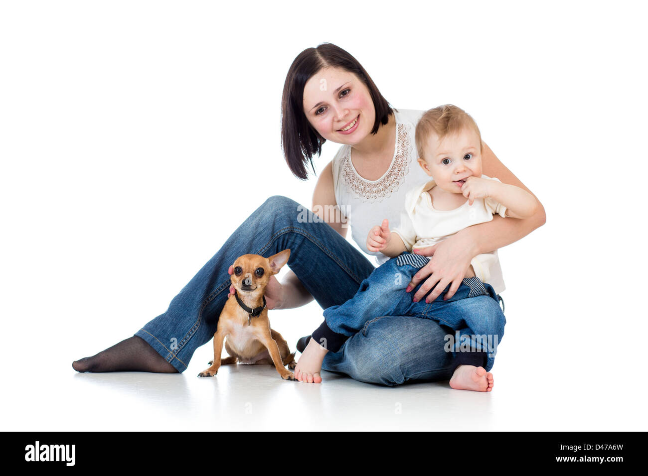 Madre, baby boy e cane isolato su sfondo bianco Foto Stock
