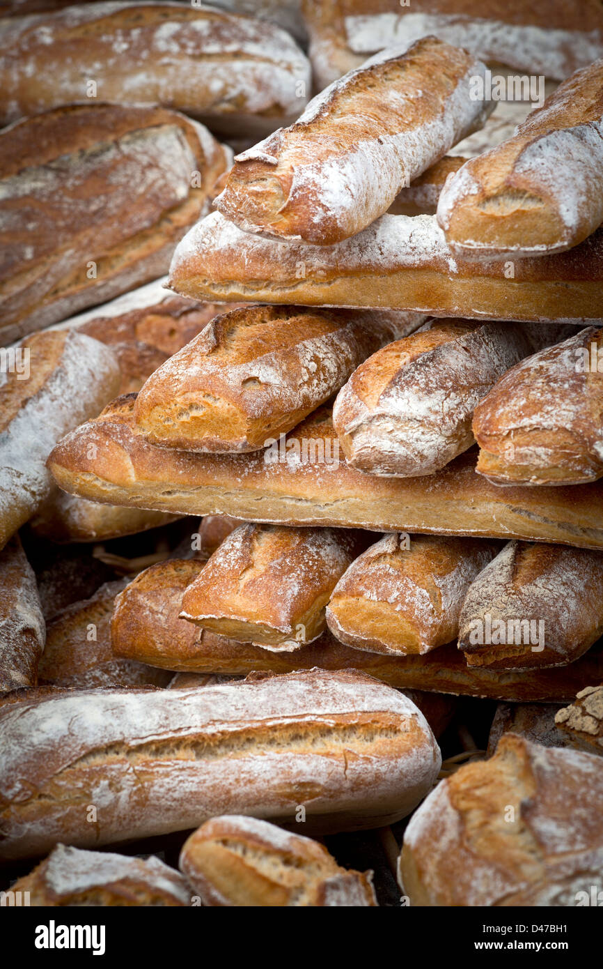 Un display di diversi tipi di pane tra cui la rustica bastone francese noto come 'la Charmille' (Francia). pani Foto Stock