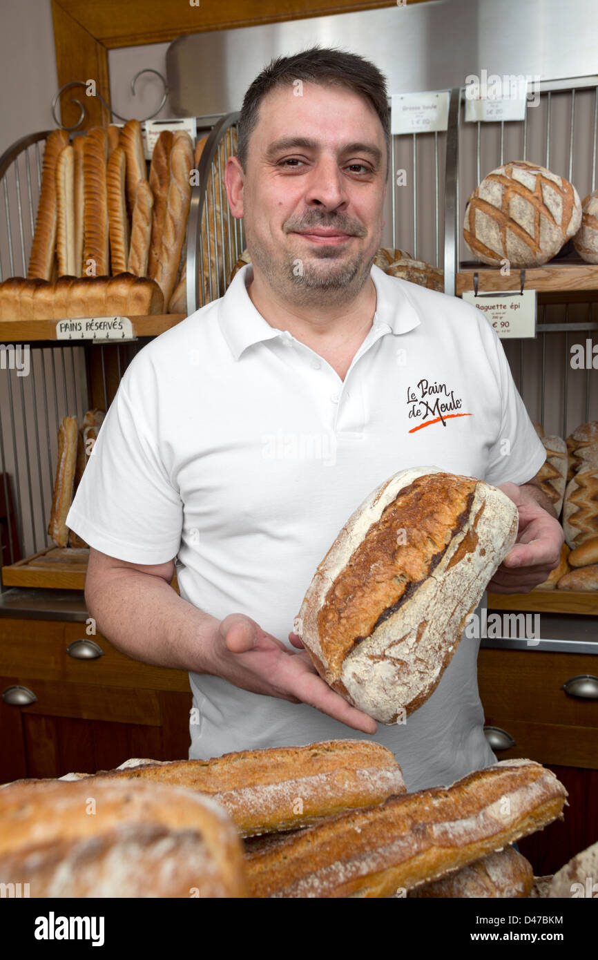 Il panettiere francese presentando la sua " pain de Meule'. Focacce e pane. Foto Stock