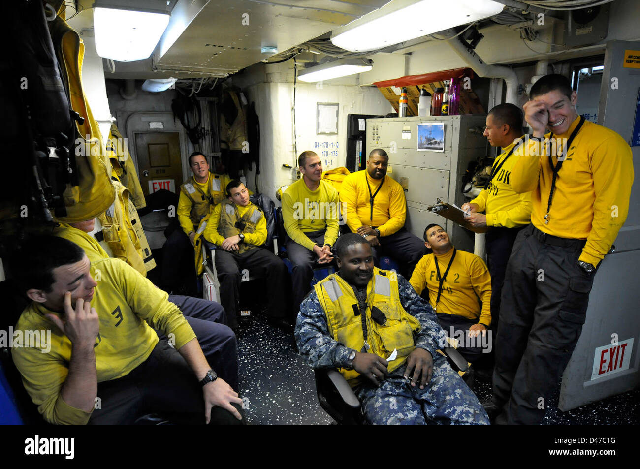 I marinai a bordo della USS Carl Vinson (CVN 70) si rilassano durante le operazioni nel Mar Arabico. La portaerei fa parte della presenza globale della Marina degli Stati Uniti ed è impegnata a mantenere la sicurezza navale e la prontezza operativa. Foto Stock