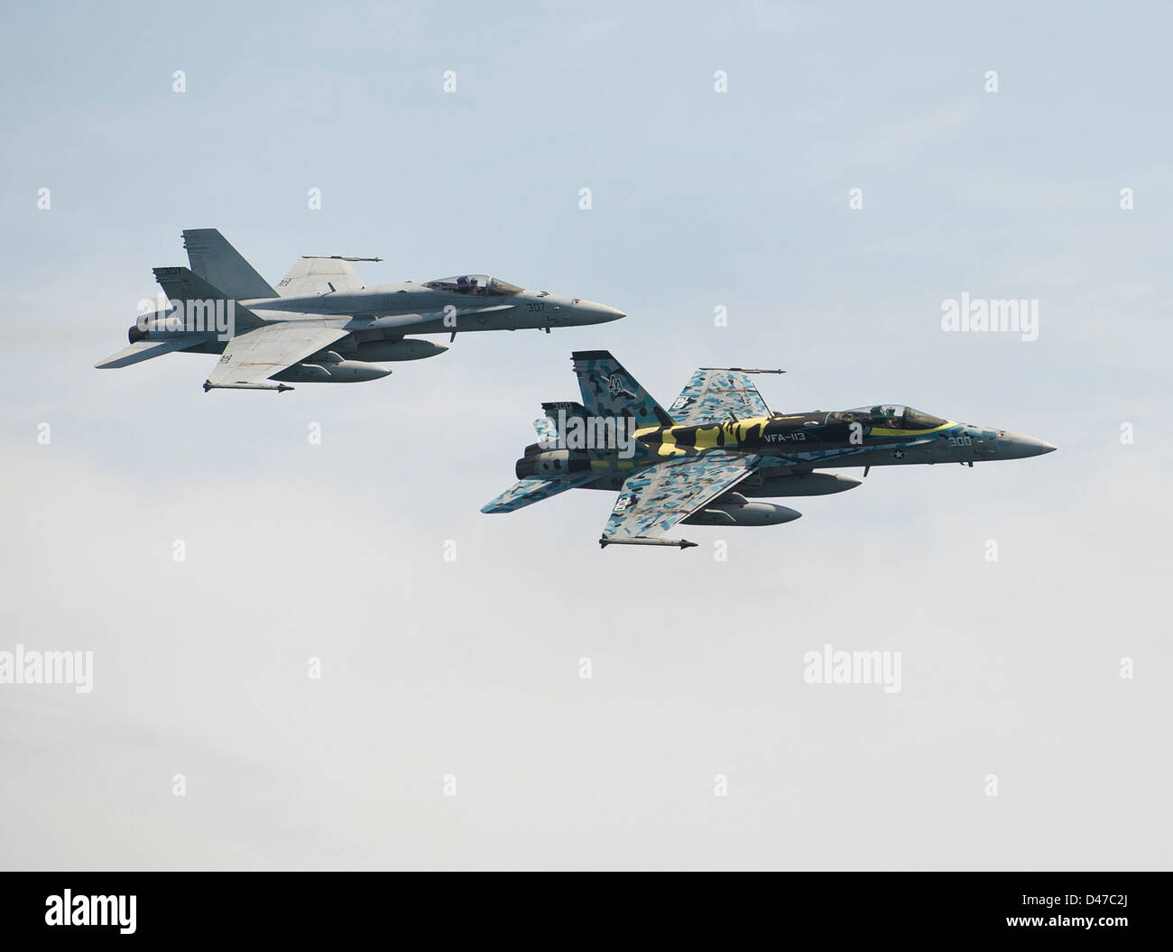 Gli F/A-18C Hornets sorvolano la USS Carl Vinson, una portaerei di classe Nimitz, nel Golfo Persico. Foto Stock