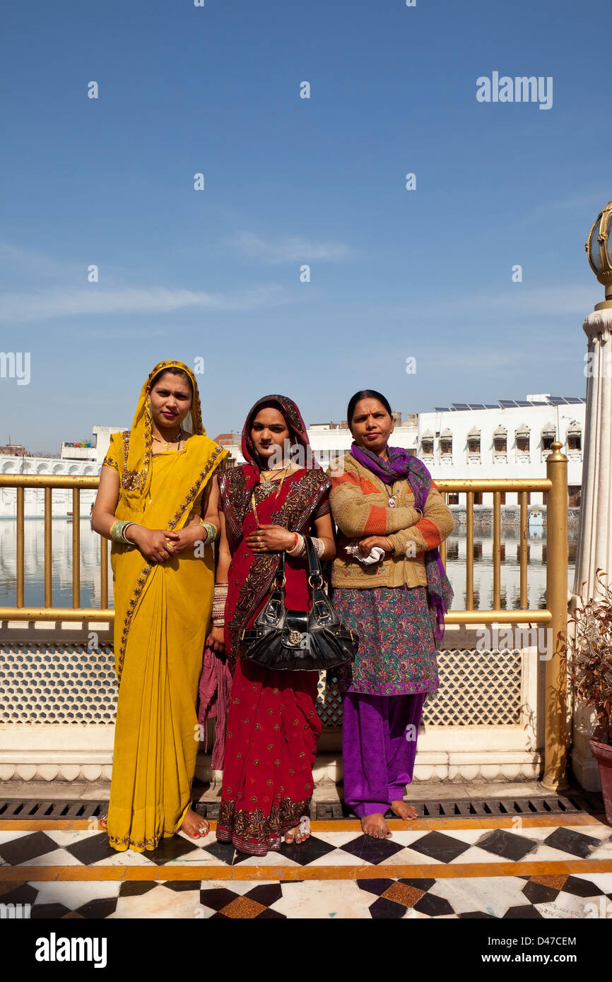 Un indù festa nuziale vestito in tradizionale Punjabi abbigliamento a un tempio di Amritsar India Foto Stock Un indù festa nuziale vestito in tradizionale Punjabi abbigliamento a un tempio di Amritsar India Foto Stock