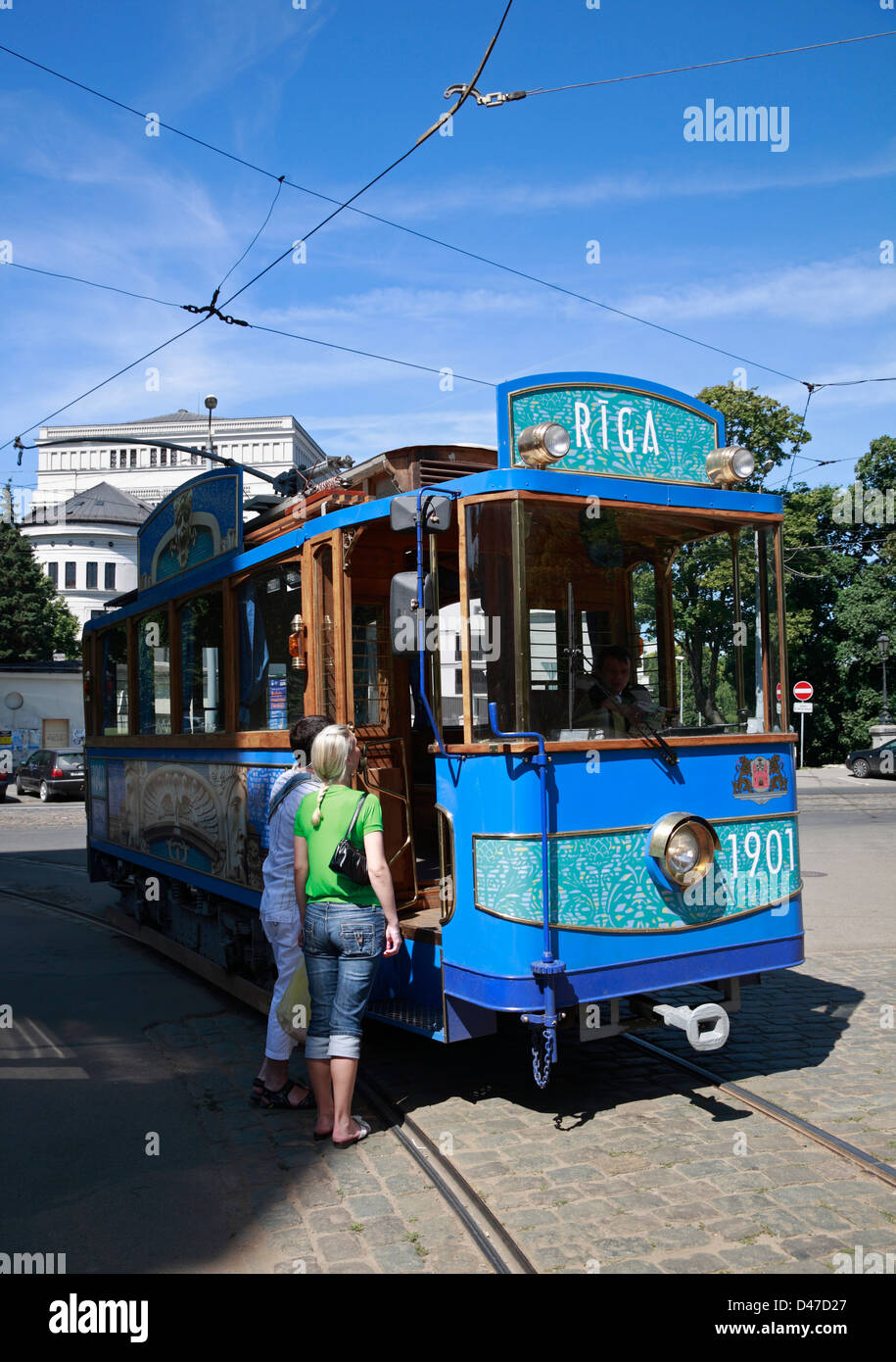 Tram storico dal 1927 corre sulla linea 11 per visite turistiche, Riga, Lettonia Foto Stock
