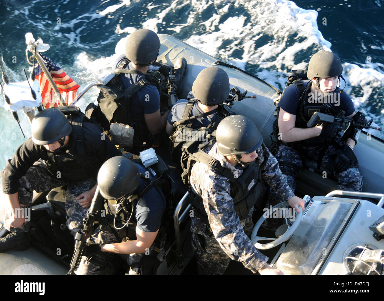 I marinai conducono un esercizio di addestramento con imbarcazioni gonfiabili a scafo rigido (RHIB) per migliorare le loro competenze nelle operazioni marittime. L'esercizio prevede la manovra delle barche per vari scenari di missione, tra cui VBSS (visita, Consiglio, ricerca e sequestro). Foto Stock