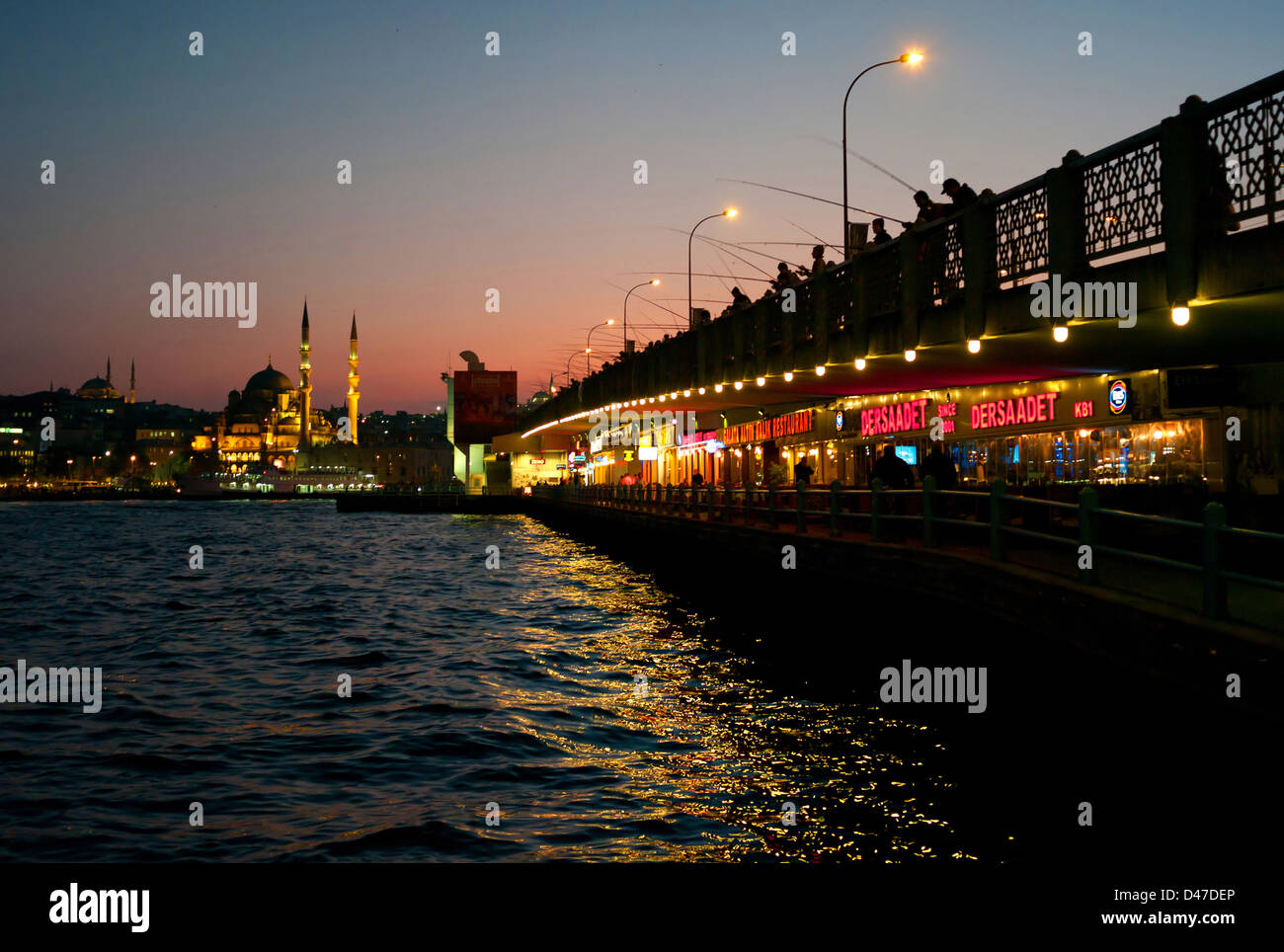 La pesca dal Ponte di Galata, Istanbul, Turchia Foto Stock