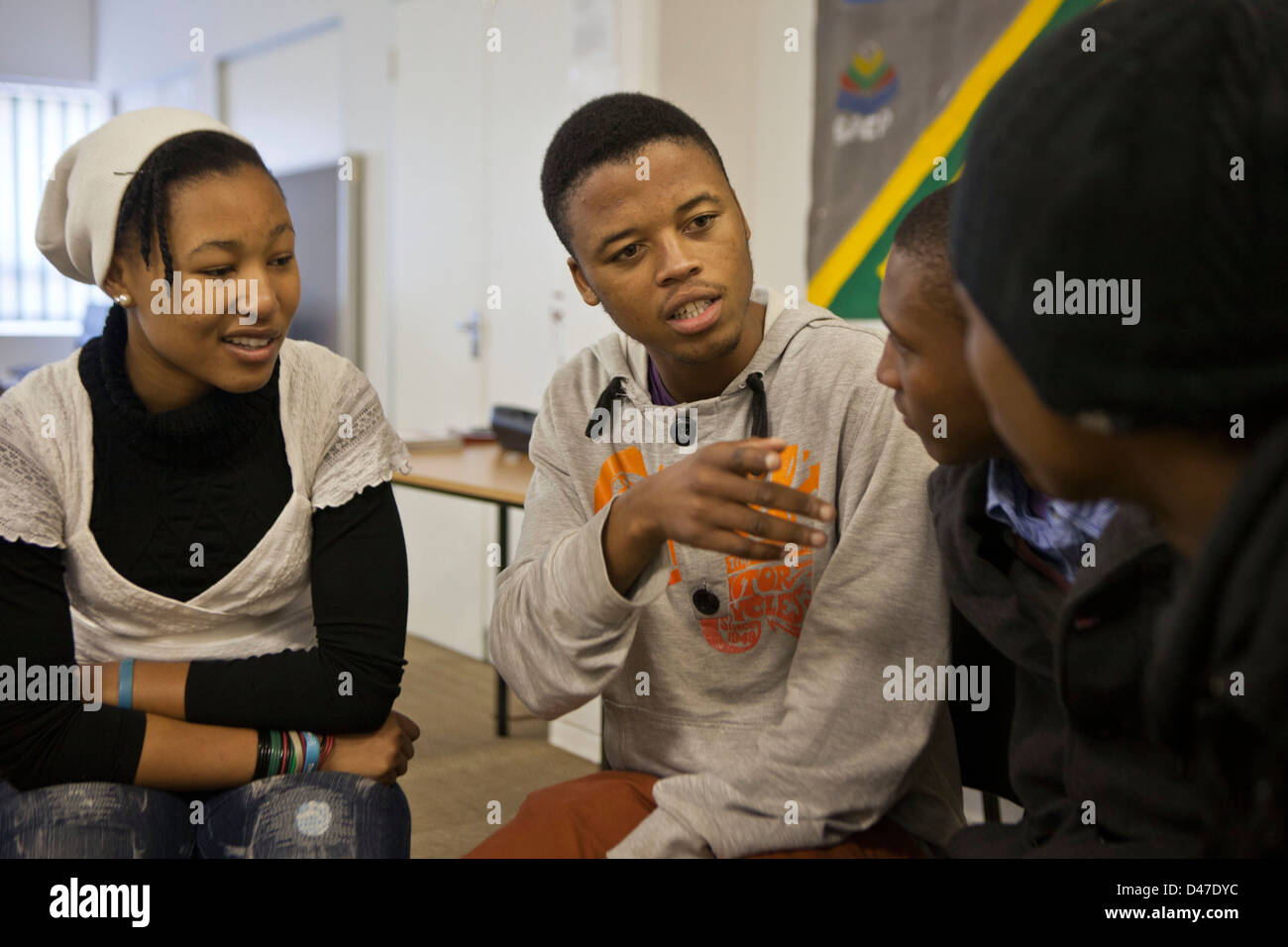 South African adolescenti chat durante una consapevolezza dell'HIV in officina il sudafricano Istruzione & Ambiente Progetto. Cape Town. Foto Stock