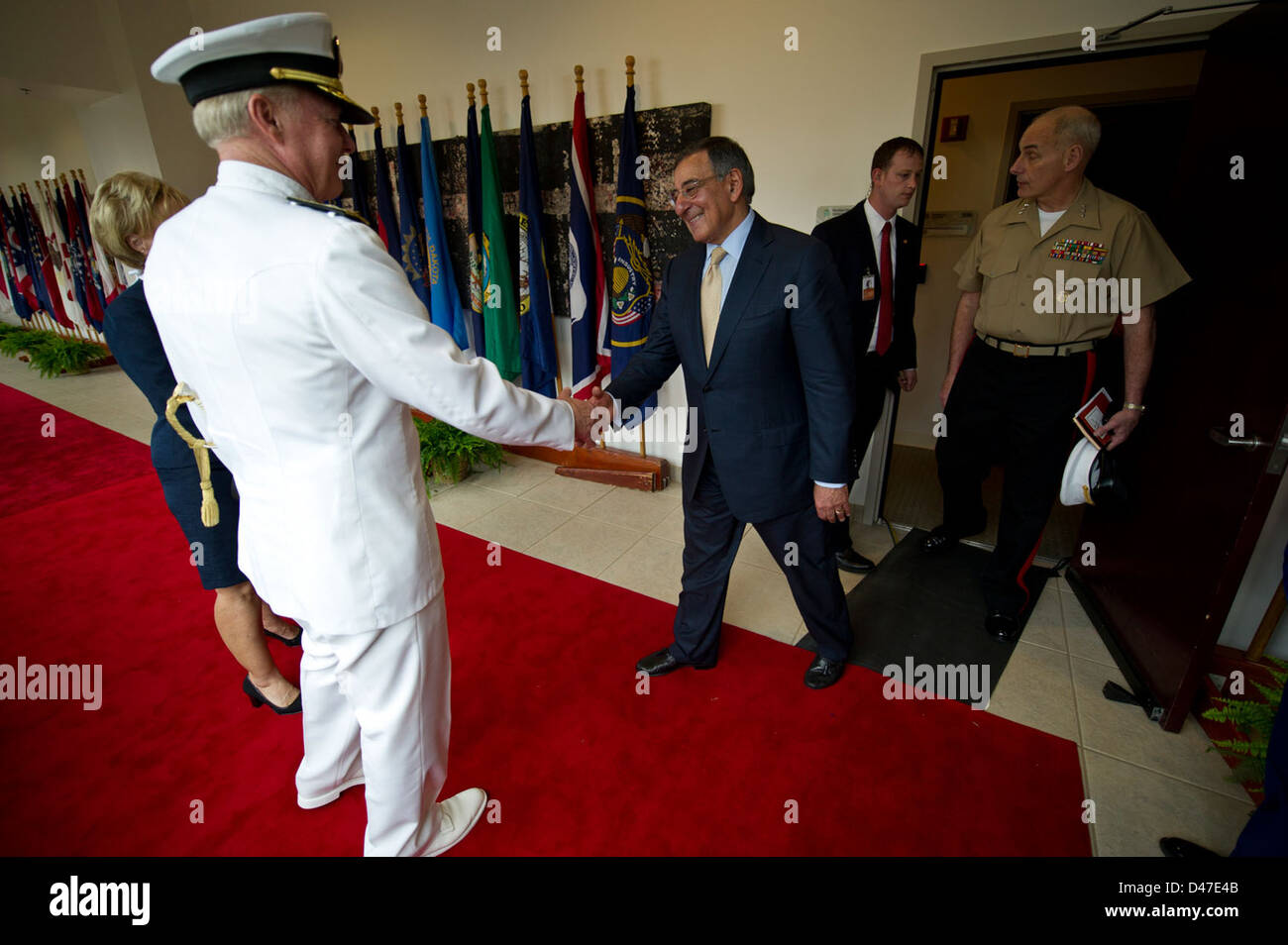 Il segretario alla difesa (SECDEF) Leon Panetta si congratula con l'ammiraglio Robert F. Willard per il suo ritiro durante una cerimonia di cambio di comando per il comandante del PACOM. Foto Stock