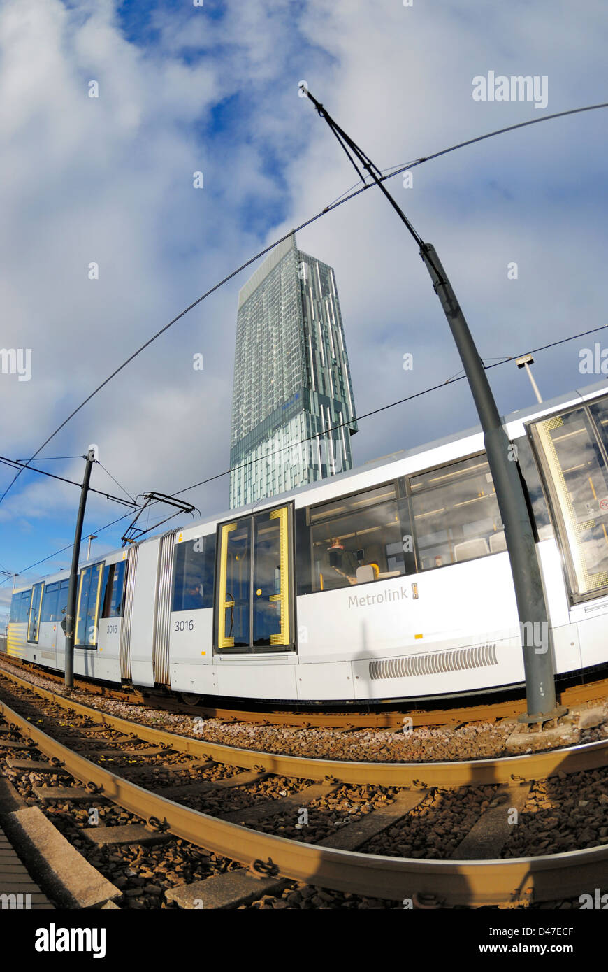 La spia del sistema ferroviario alla stazione di Deansgate Manchester in Inghilterra, nella parte anteriore di Manchesters edificio più alto, il Beetham Tower Foto Stock