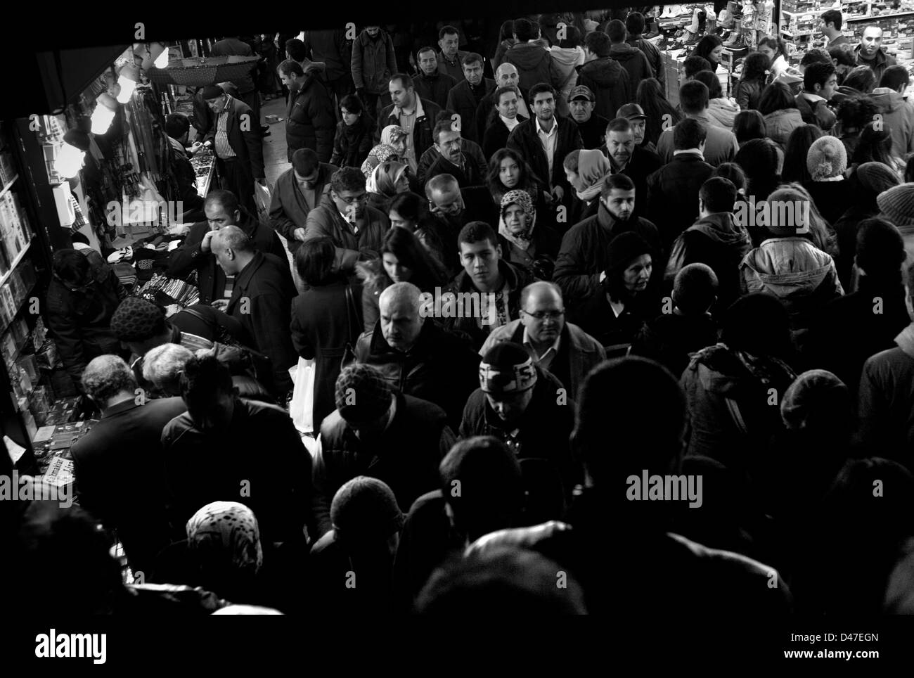 La folla di persone in passaggio pedonale sotterraneo, Istanbul, Turchia Foto Stock