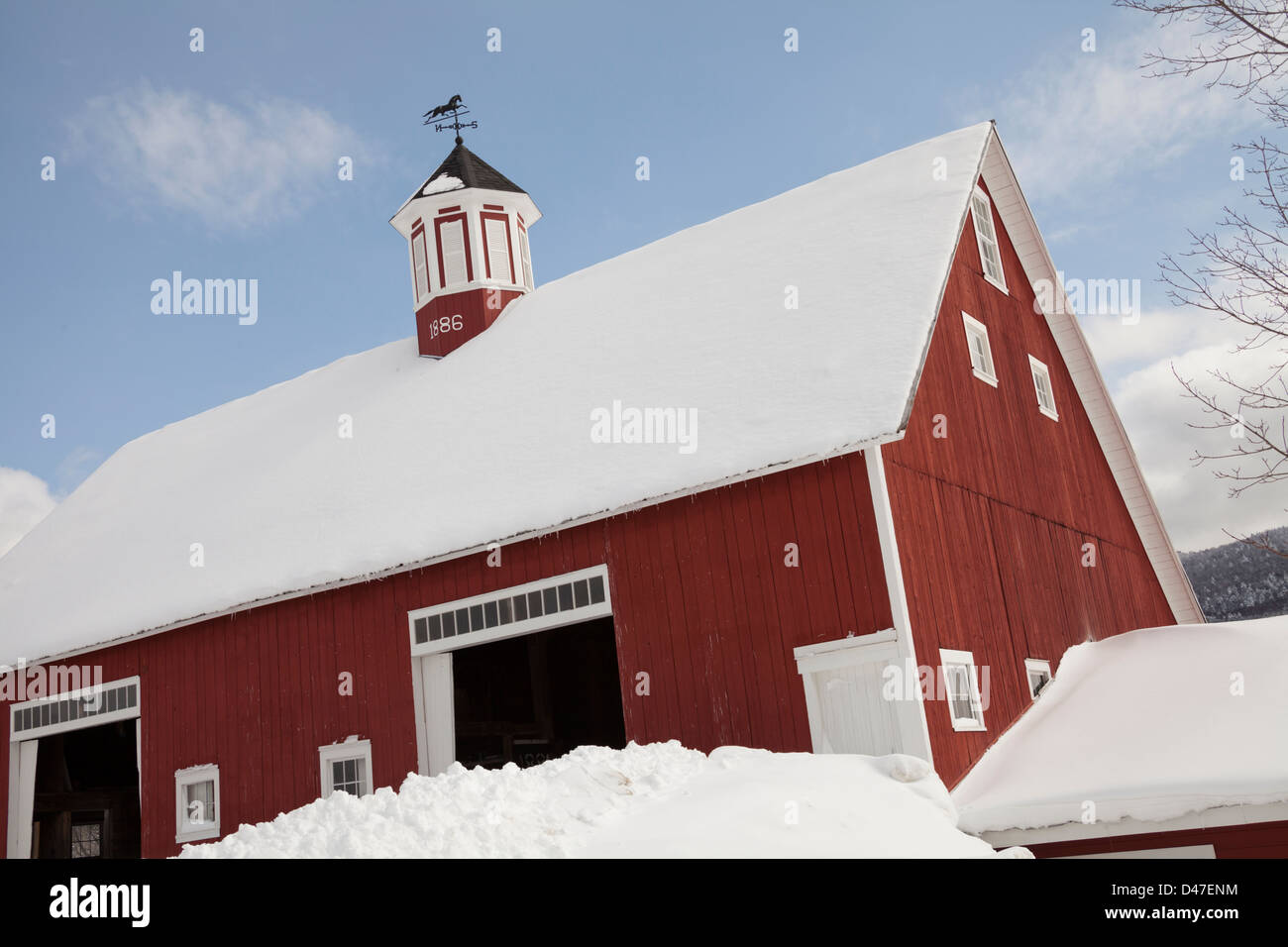 Granaio rosso nella neve, Rochester, Vermont, USA Foto Stock