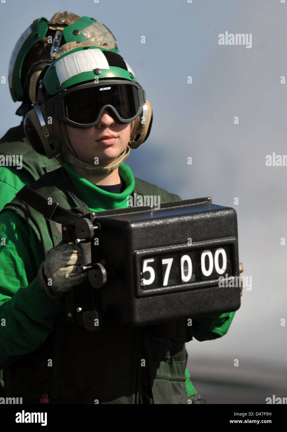Un marinaio a bordo della USS Abraham Lincoln (CVN 72), una portaerei classe Nimitz, verifica il peso di un aereo prima del suo lancio. Questa procedura garantisce il funzionamento sicuro ed efficiente del vettore e delle sue missioni aeree in mare. Foto Stock