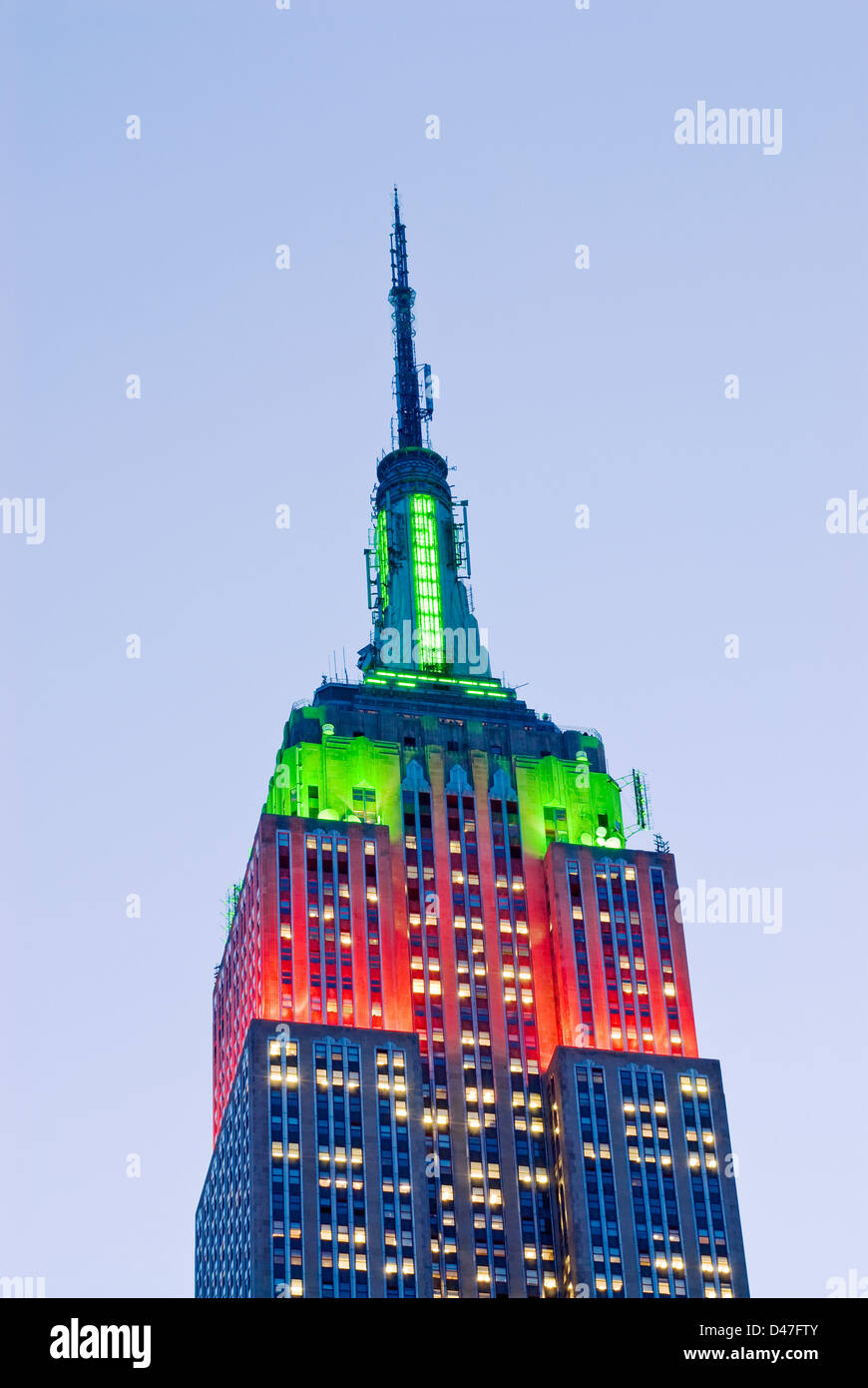 Empire state Building New York illuminato per la stagione natalizia Foto Stock