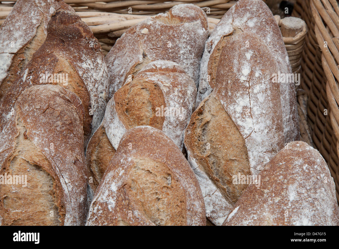 Noce pani nel cestino del pane  panini fatti in casa in vendita presso l'International Food Festival a Wigan, Lancashire, Inghilterra, Regno Unito Foto Stock