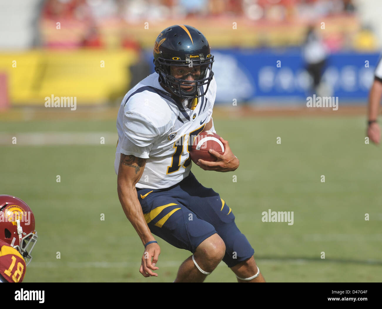 Sett. 22, 2012 - Los Angeles, CA, Stati Uniti d'America - 22 settembre {anno} Los Angeles, CA..California Golden Bears quarterback (15) Zach Maynard in disparte durante il NCAA Football gioco tra la USC Trojans e la California Golden Bears al Colosseo in Los Angeles, California. L'USC Trojans sconfiggere la California Golden Bears 27-9..(Credito: Jose Marin / MarinMedia / Cal Sport Media) Foto Stock