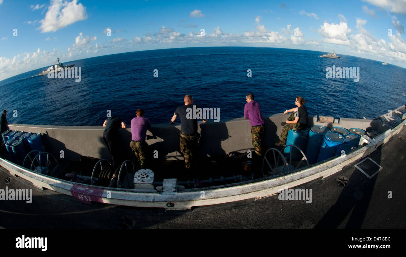 La USS Kidd (DDG 100), la USS Dewey (DDG 105) e la USS Pinckney (DDG 91), parte dei cacciatorpediniere lanciamissili guidati classe Arleigh Burke, conducono operazioni congiunte con la USS John C. Stennis (CVN 74) nell'Oceano Pacifico, mostrando la forza della potenza navale statunitense. Foto Stock