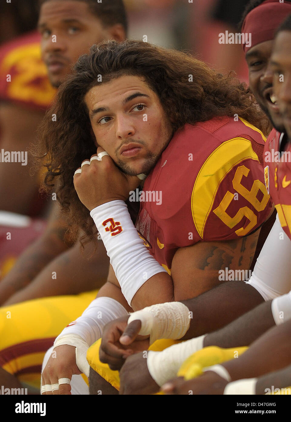 Sett. 22, 2012 - Los Angeles, CA, Stati Uniti d'America - 22 settembre {anno} Los Angeles, CA..USC Trojans linebacker (56) Anthony Sarao durante il NCAA Football gioco tra la USC Trojans e la California Golden Bears al Colosseo in Los Angeles, California. L'USC Trojans sconfiggere la California Golden Bears 27-9..(Credito: Jose Marin / MarinMedia / Cal Sport Media) Foto Stock