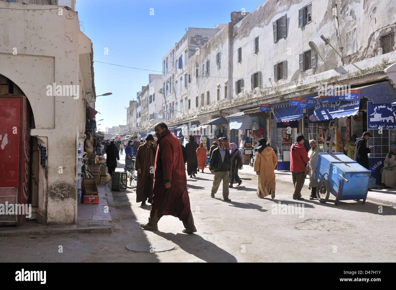 Persone nella medina o strada principale dello shopping della città vecchia di Essaouira sulla costa atlantica del Marocco, Africa del Nord Foto Stock