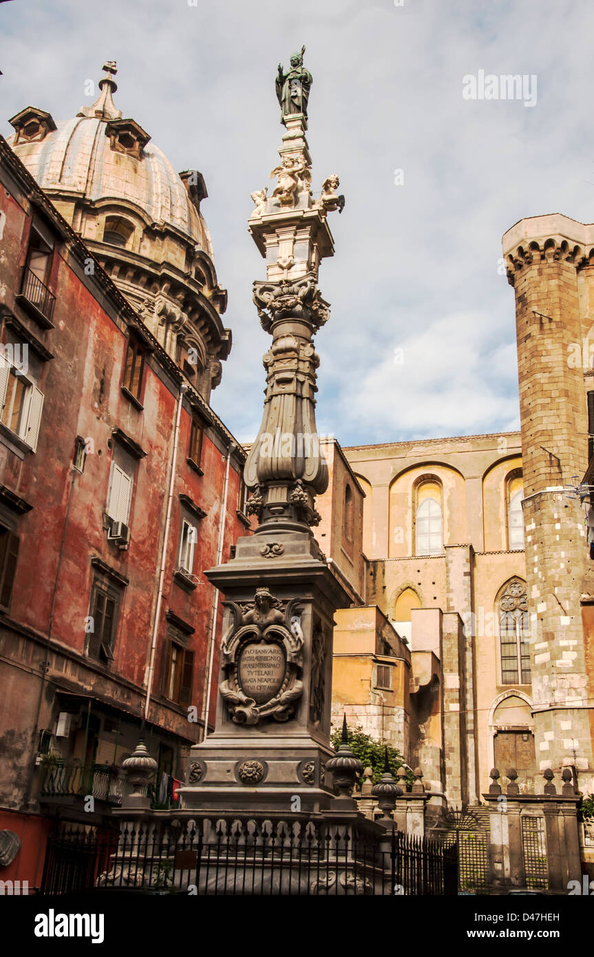 Un monumento al centro storico di Napoli, Italia Foto Stock