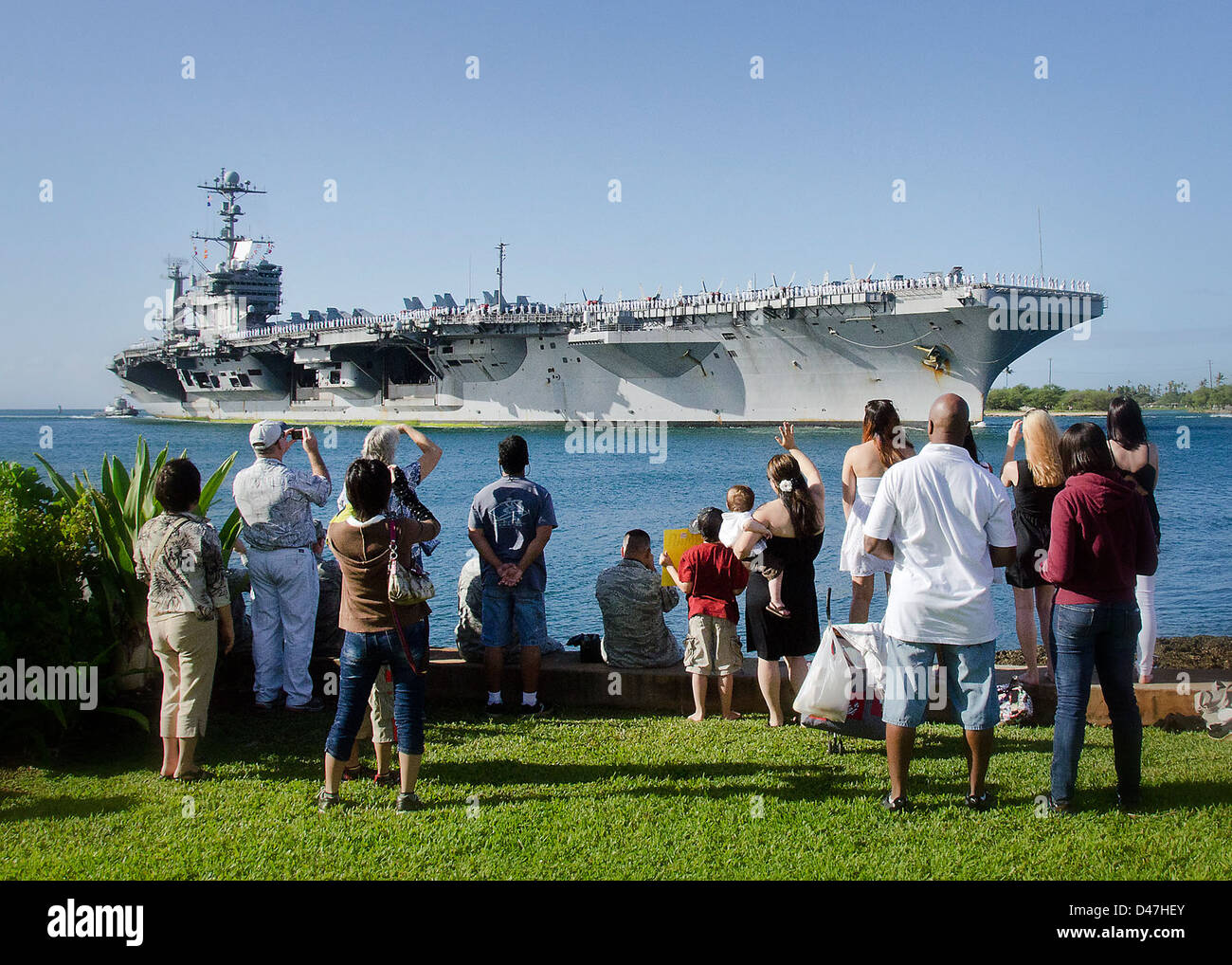 La USS John C. Stennis (CVN 74), una portaerei classe Nimitz, ritorna alla Joint base Pearl Harbor-Hickam dopo sette mesi di schieramento, segnando la fine di una missione di successo. Foto Stock