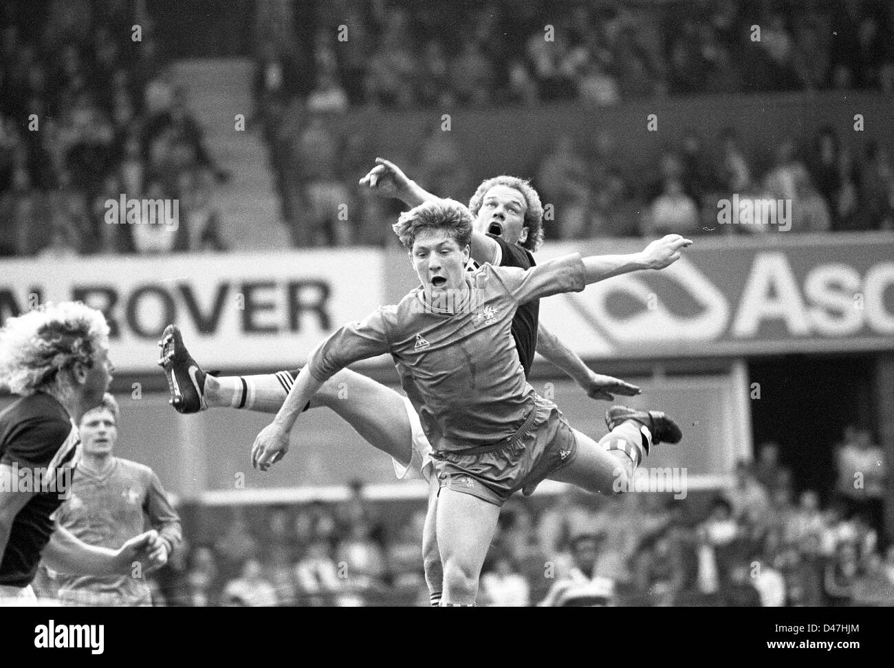 John Millar e Andy Gray Aston Villa v Chelsea a Villa Park 26/4/1986 Foto Stock