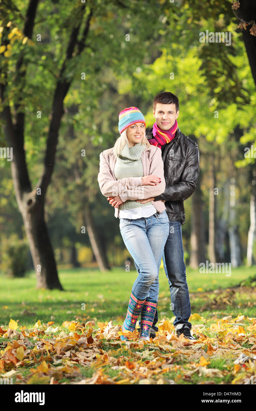 Una coppia amorevole abbraccio nel parco in autunno Foto Stock