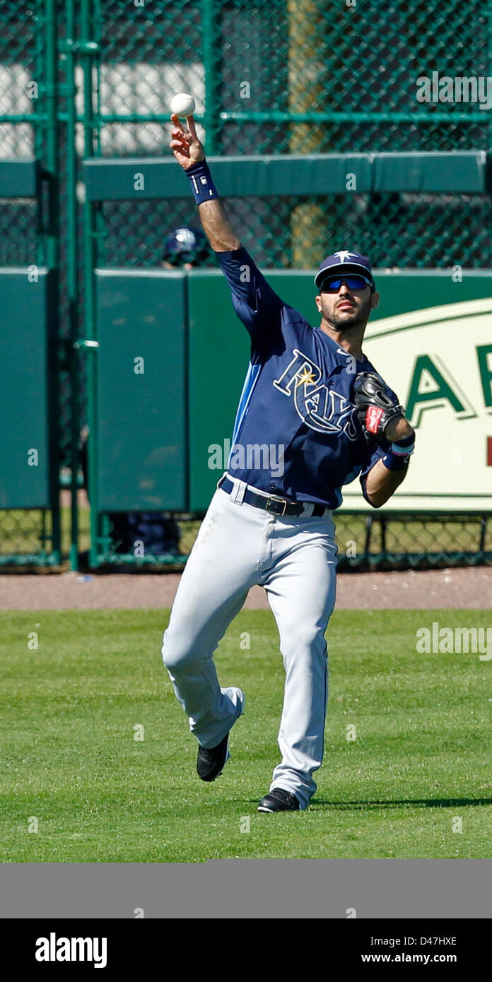 7 marzo 2013 - San Pietroburgo, Florida, Stati Uniti - JAMES BORCHUCK | Orari ..Sean Rodriguez, giocando a sinistra, si ritiene che le catture di Tony Sanchez pop volare per la prima nel sesto durante i raggi spring training partita contro i pirati giovedì in Bradenton. (Credito Immagine: © James Borchuck/Tampa Bay volte/ZUMAPRESS.com) Foto Stock