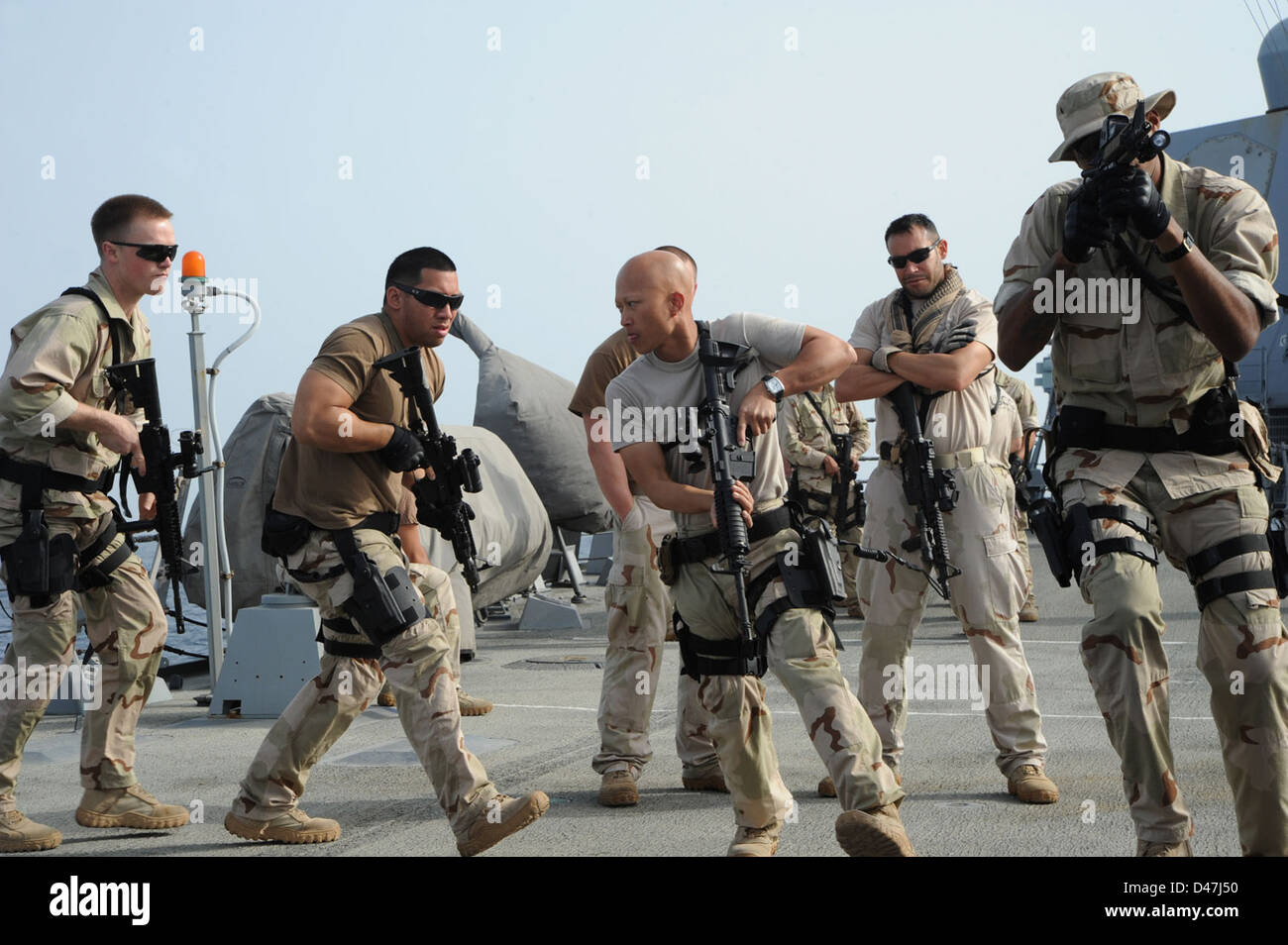 I marinai a bordo della USS Halsey conducono esercitazioni da combattimento ravvicinate nel Golfo Arabico, migliorando la prontezza per le operazioni di difesa e le procedure VBSS. Foto Stock