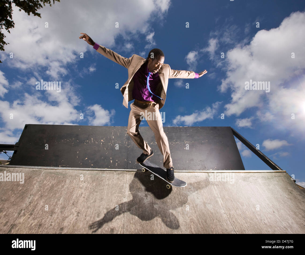 La perdita di equilibrio su una rampa di skate a Londra Foto Stock