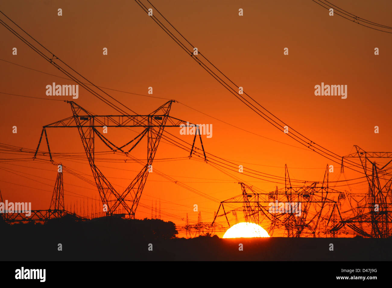 Abbondanza di torri di trasmissione durante il tramonto Foto Stock